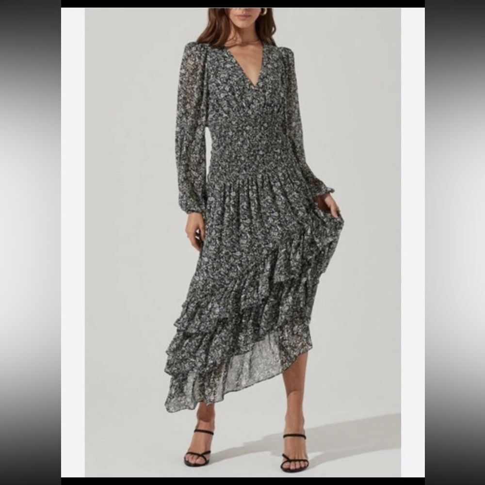 Astr the label Black/green Floral Long Sleeve asymmetrical midi Dress size m EUC